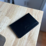 Reisepasshülle aus schwarzem Leder, handgenäht für einen Reisepass, Scheckkarten oder Geldscheine, mit Logo Elch.