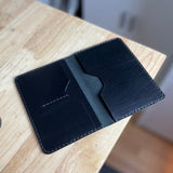 Reisepasshülle aus schwarzem Leder, handgenäht für einen Reisepass, Scheckkarten oder Geldscheine, mit Logo Elch.