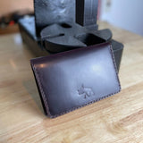 Reisepasshülle aus dunkelrotem Leder, handgenäht für einen Reisepass, Scheckkarten oder Geldscheine, mit Logo Elch.