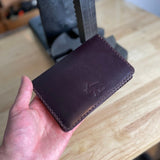 Reisepasshülle aus dunkelrotem Leder, handgenäht für einen Reisepass, Scheckkarten oder Geldscheine, mit Logo Elch.