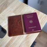 Reisepasshülle aus braun-rötlichem Leder, handgenäht für einen Reisepass, Scheckkarten oder Geldscheine, mit Logo Elch.