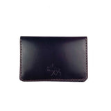 Reisepasshülle aus dunkelrotem Leder, handgenäht für einen Reisepass, Scheckkarten oder Geldscheine, mit Logo Elch.