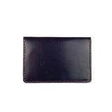 Reisepasshülle aus dunkelrotem Leder, handgenäht für einen Reisepass, Scheckkarten oder Geldscheine, mit Logo Elch.