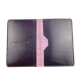 Reisepasshülle aus dunkelrotem Leder, handgenäht für einen Reisepass, Scheckkarten oder Geldscheine, mit Logo Elch.