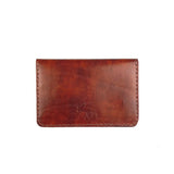 Reisepasshülle aus braun-rötlichem Leder, handgenäht für einen Reisepass, Scheckkarten oder Geldscheine, mit Logo Elch.