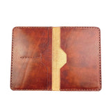 Reisepasshülle aus braun-rötlichem Leder, handgenäht für einen Reisepass, Scheckkarten oder Geldscheine, mit Logo Elch.