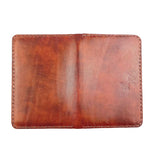 Reisepasshülle aus braun-rötlichem Leder, handgenäht für einen Reisepass, Scheckkarten oder Geldscheine, mit Logo Elch.