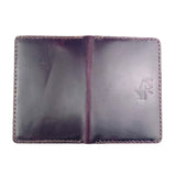 Reisepasshülle aus dunkelrotem Leder, handgenäht für einen Reisepass, Scheckkarten oder Geldscheine, mit Logo Elch.