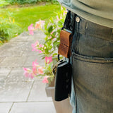 taktischerer Karabiner in der Farbe Schwarz mit hellbraunem Leder.