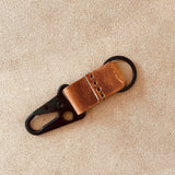 taktischerer Karabiner in der Farbe Schwarz mit hellbraunem Leder.