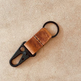 taktischerer Karabiner in der Farbe Schwarz mit hellbraunem Leder.