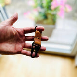 taktischerer Karabiner in der Farbe Schwarz mit hellbraunem Leder.