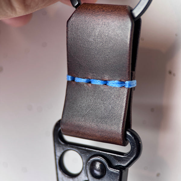 Schlüsselanhänger mit taktischem Karabiner -  Farbe Chocolate