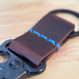 Schlüsselanhänger mit taktischem Karabiner -  Farbe Chocolate