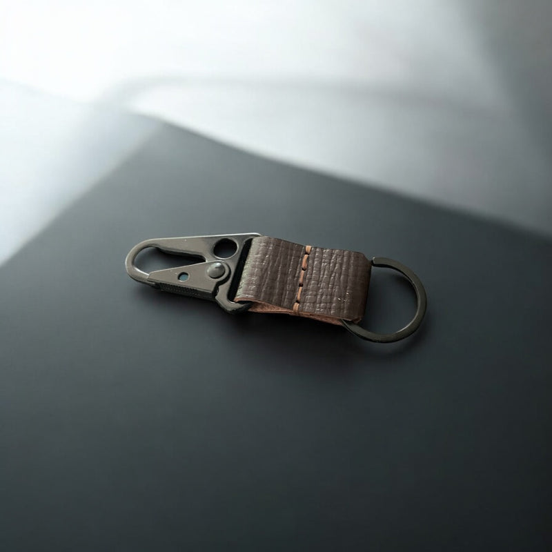 Schlüsselanhänger mit taktischem Karabiner Leder dunkelbraun