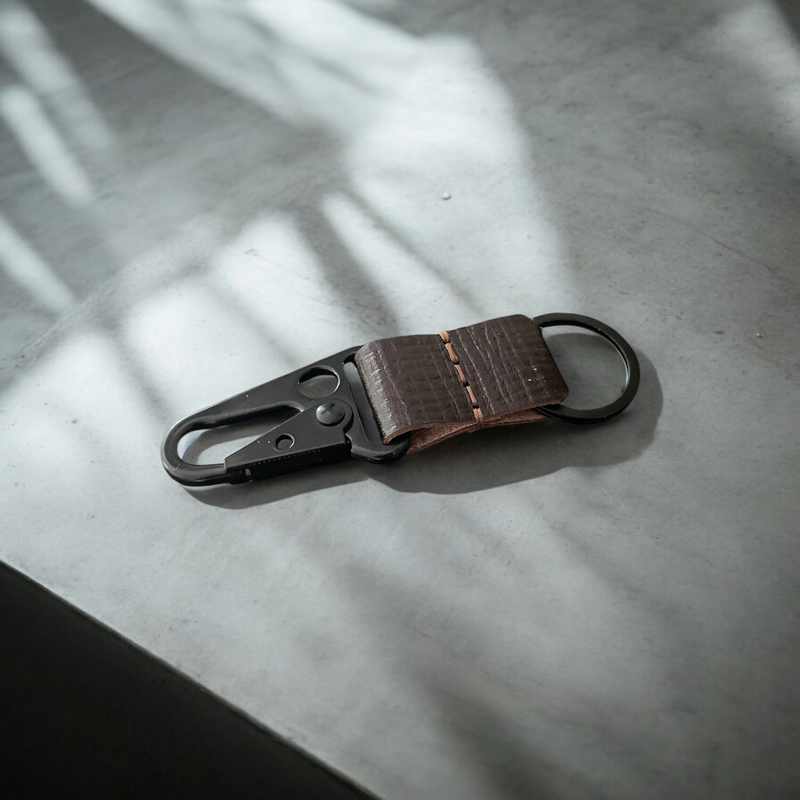 Schlüsselanhänger mit taktischem Karabiner Leder dunkelbraun