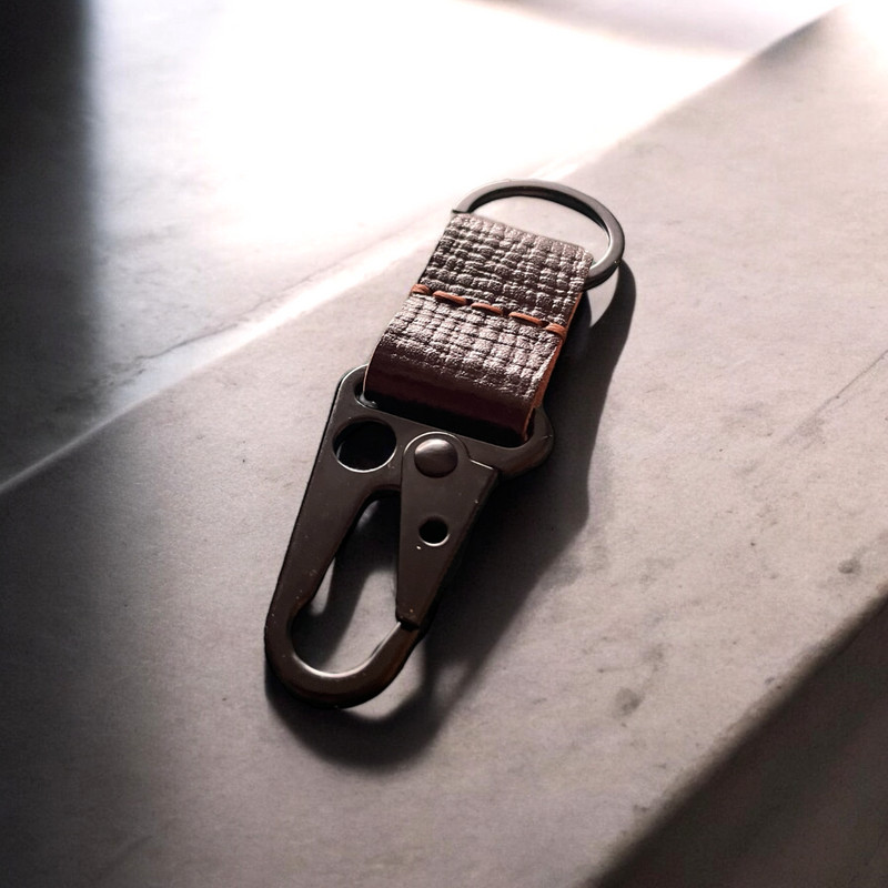 Schlüsselanhänger mit taktischem Karabiner Leder dunkelbraun