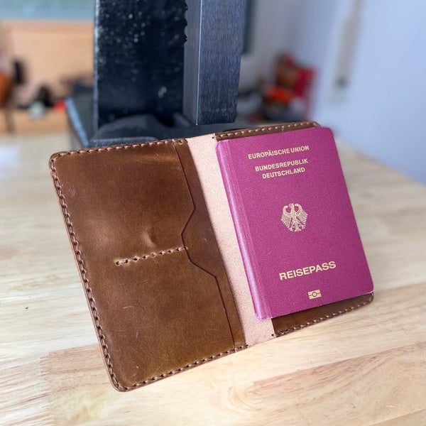 Reisepasshülle aus braunem Leder, handgenäht für einen Reisepass, Scheckkarten oder Geldscheine, mit Logo Elch.