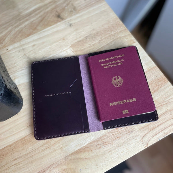 Reisepasshülle aus dunkelrotem Leder, handgenäht für einen Reisepass, Scheckkarten oder Geldscheine, mit Logo Elch.