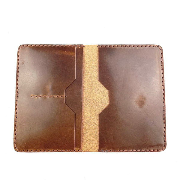 Reisepasshülle aus braunem Leder, handgenäht für einen Reisepass, Scheckkarten oder Geldscheine, mit Logo Elch.