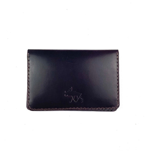 Reisepasshülle aus dunkelrotem Leder, handgenäht für einen Reisepass, Scheckkarten oder Geldscheine, mit Logo Elch.