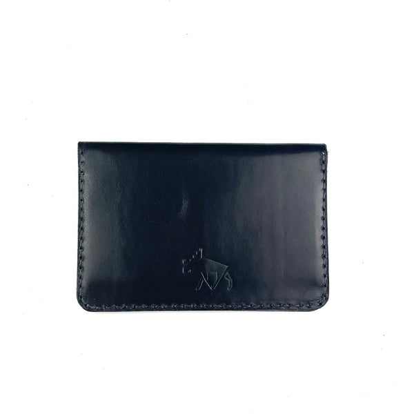 Reisepasshülle aus schwarzem Leder, handgenäht für einen Reisepass, Scheckkarten oder Geldscheine, mit Logo Elch.