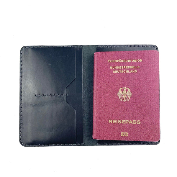 Reisepasshülle aus schwarzem Leder, handgenäht für einen Reisepass, Scheckkarten oder Geldscheine, mit Logo Elch.