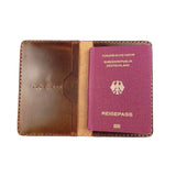 Reisepasshülle aus braunem Leder, handgenäht für einen Reisepass, Scheckkarten oder Geldscheine, mit Logo Elch.