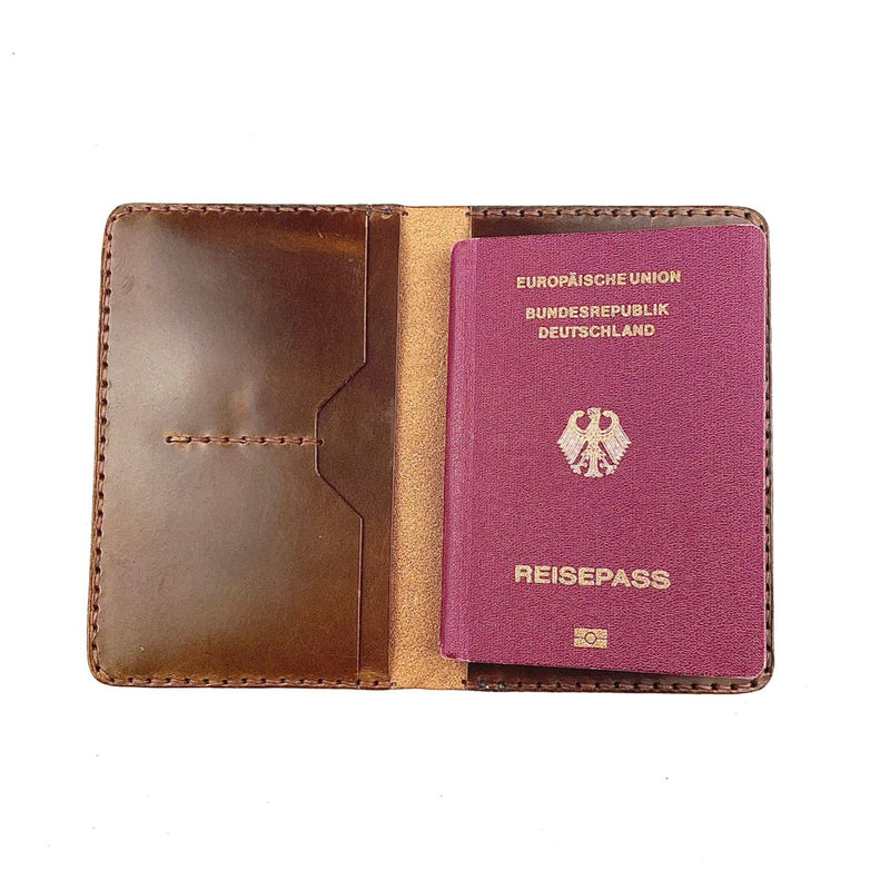 Reisepasshülle aus braunem Leder, handgenäht für einen Reisepass, Scheckkarten oder Geldscheine, mit Logo Elch.